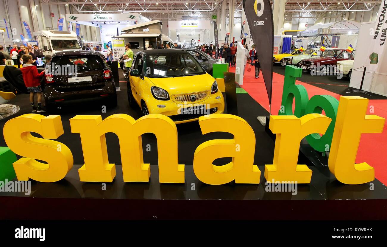 Bucarest, Romania - 21 Ottobre 2018: Un giallo Smart Auto è esposto a Bucarest Auto Show, a Bucarest, in Romania. Questa immagine è per editoriale u Foto Stock