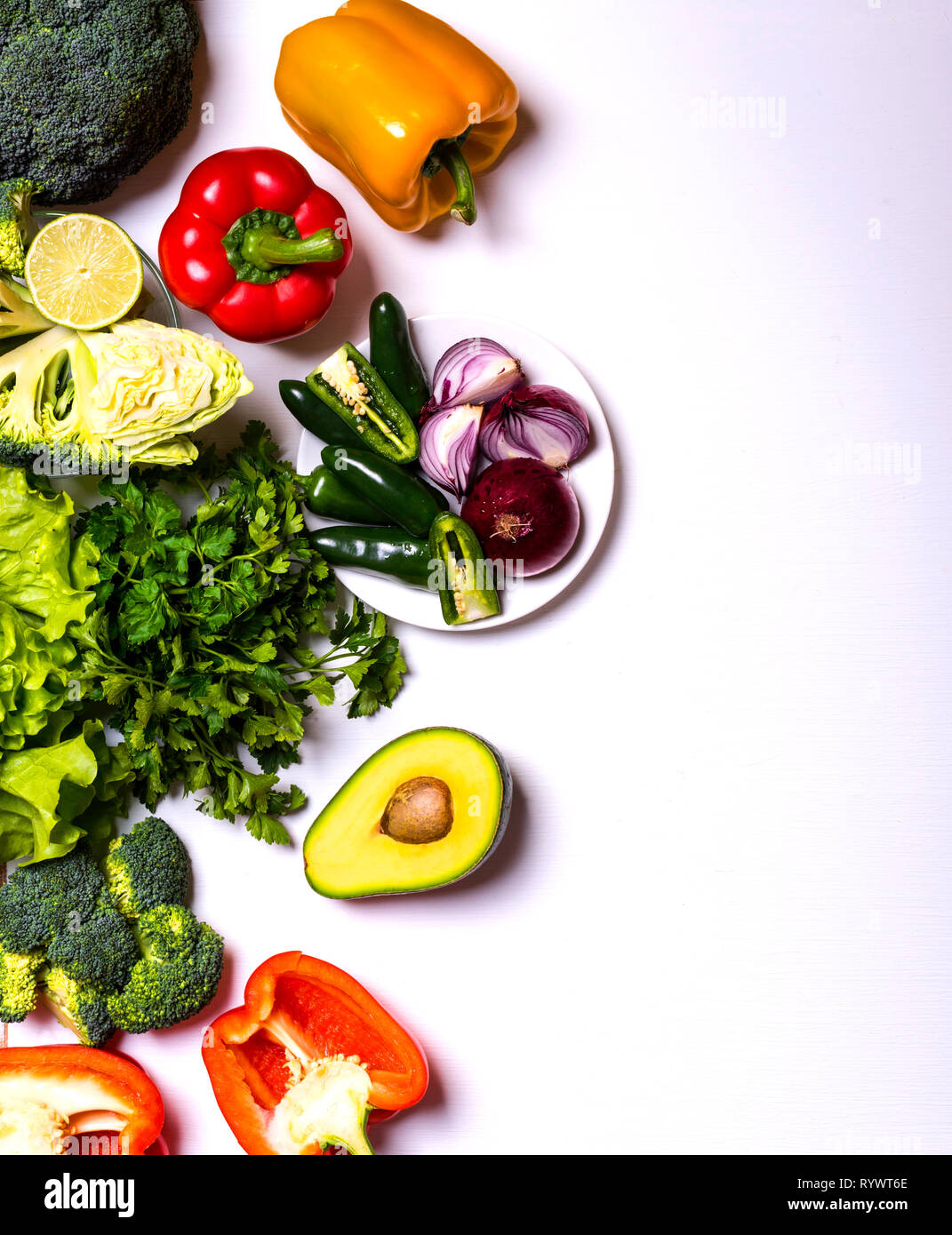 Una sana frutta e verdura su sfondo bianco. Detox dieta. Colorate differenti fresco cibo vegan. Lay piatto. Spazio per il testo Foto Stock