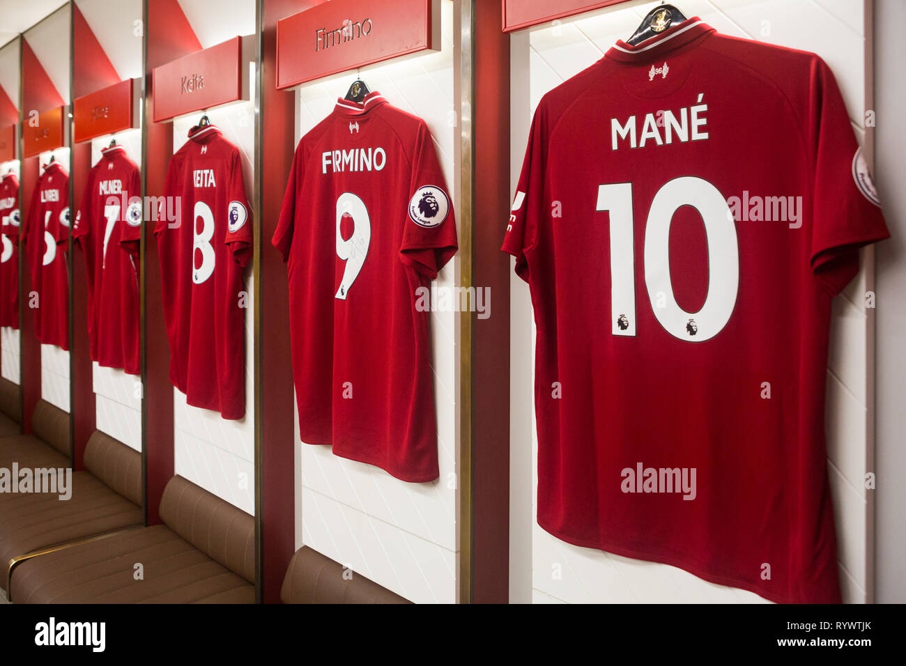 Stagione 2018/19 Premier League team squad giocatori kit rosso camicie appesi in home team spogliatoio a Liverpool Football Club di Anfield Road Stadium, REGNO UNITO Foto Stock