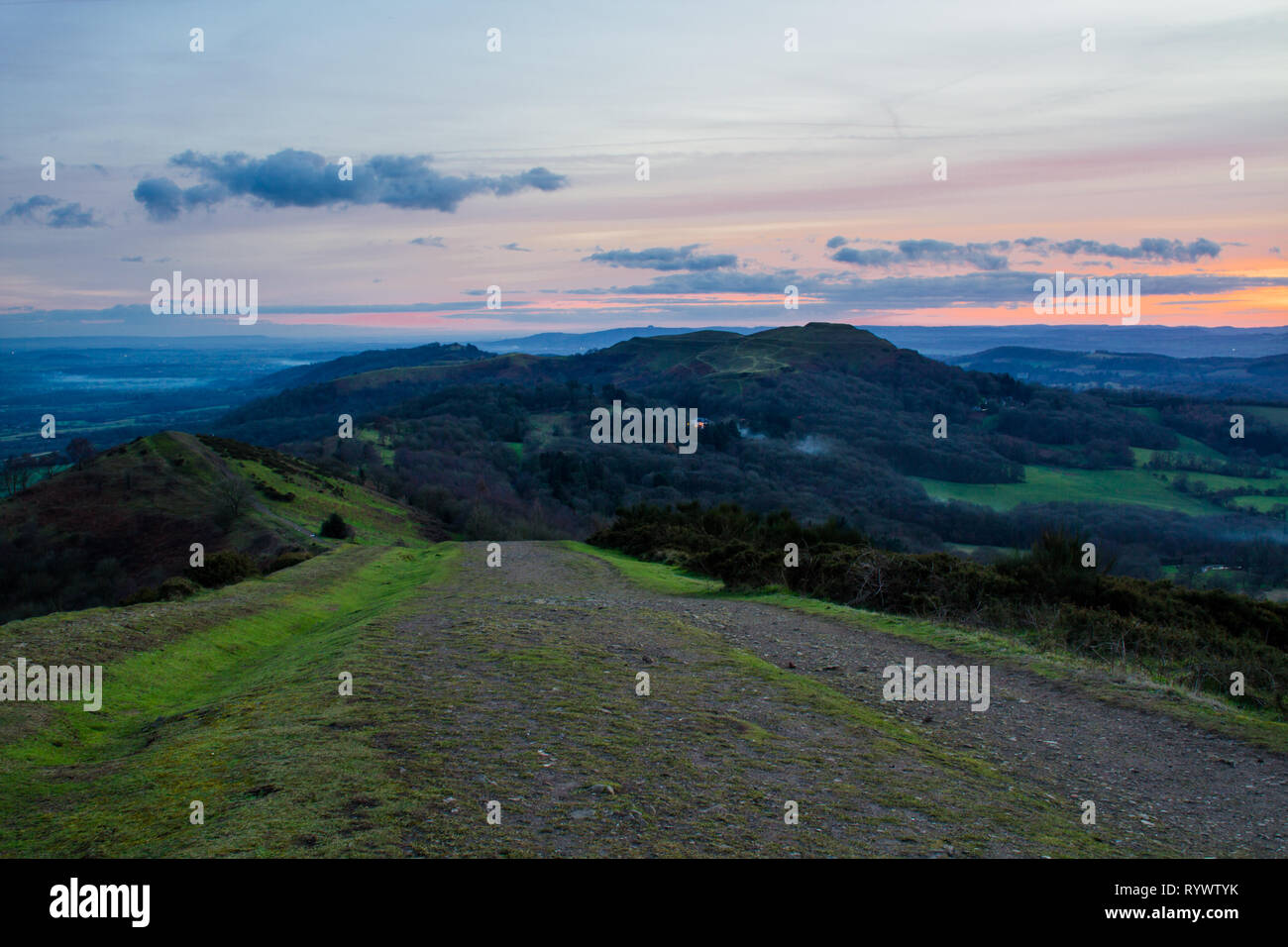 La parte meridionale della Malvern Hills con herefordshire faro al tramonto Foto Stock