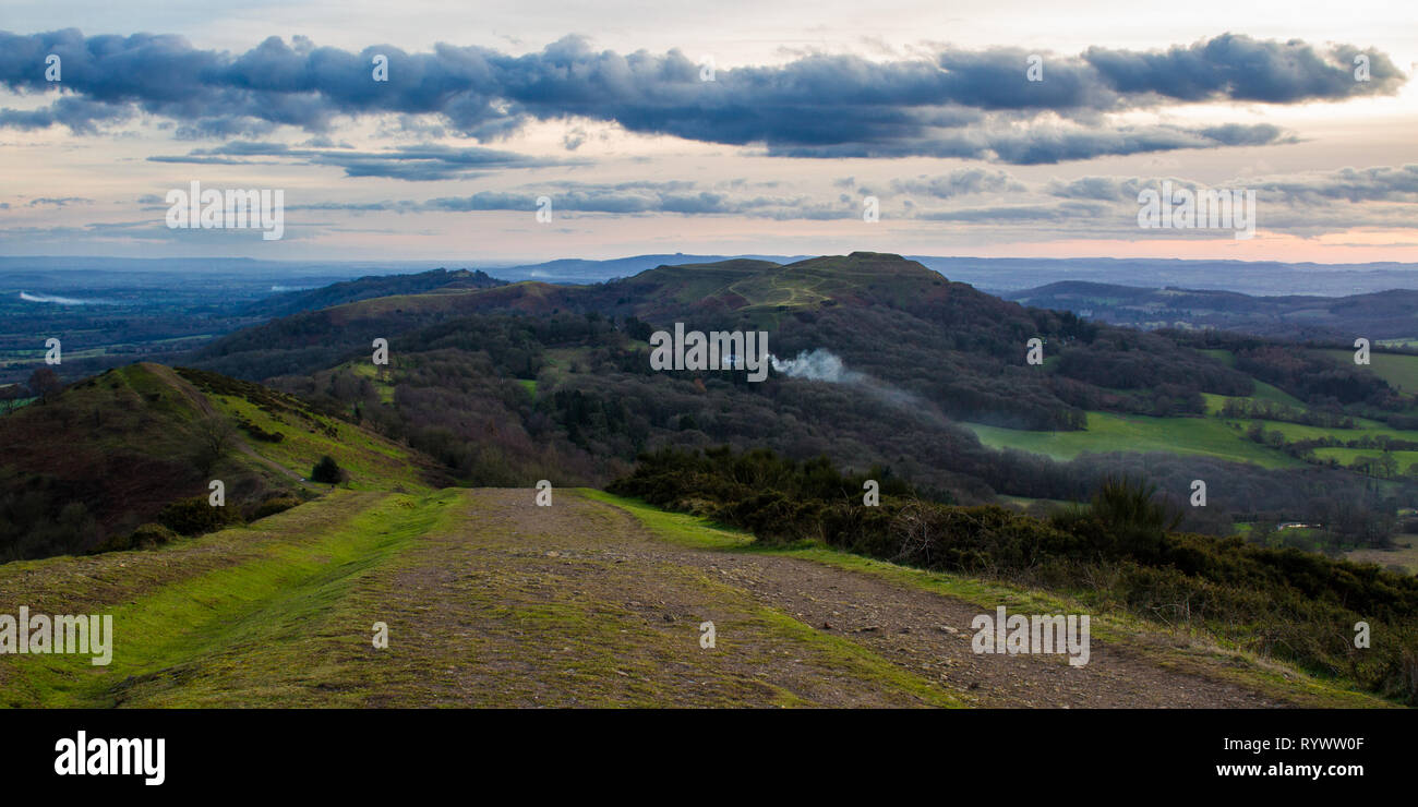 Panorama della collina del Giubileo e la parte meridionale della Malvern Hills comprendente herefordshire beacon Foto Stock