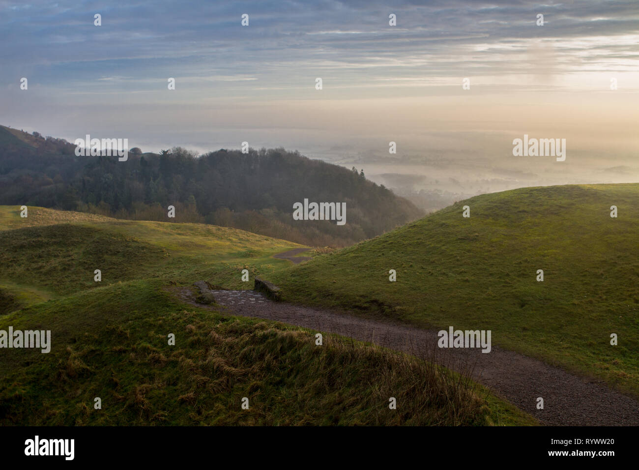 Il percorso in pendenza dalla Herefordshire Beacon, Malvern Hills, nella valle di nebbia Foto Stock