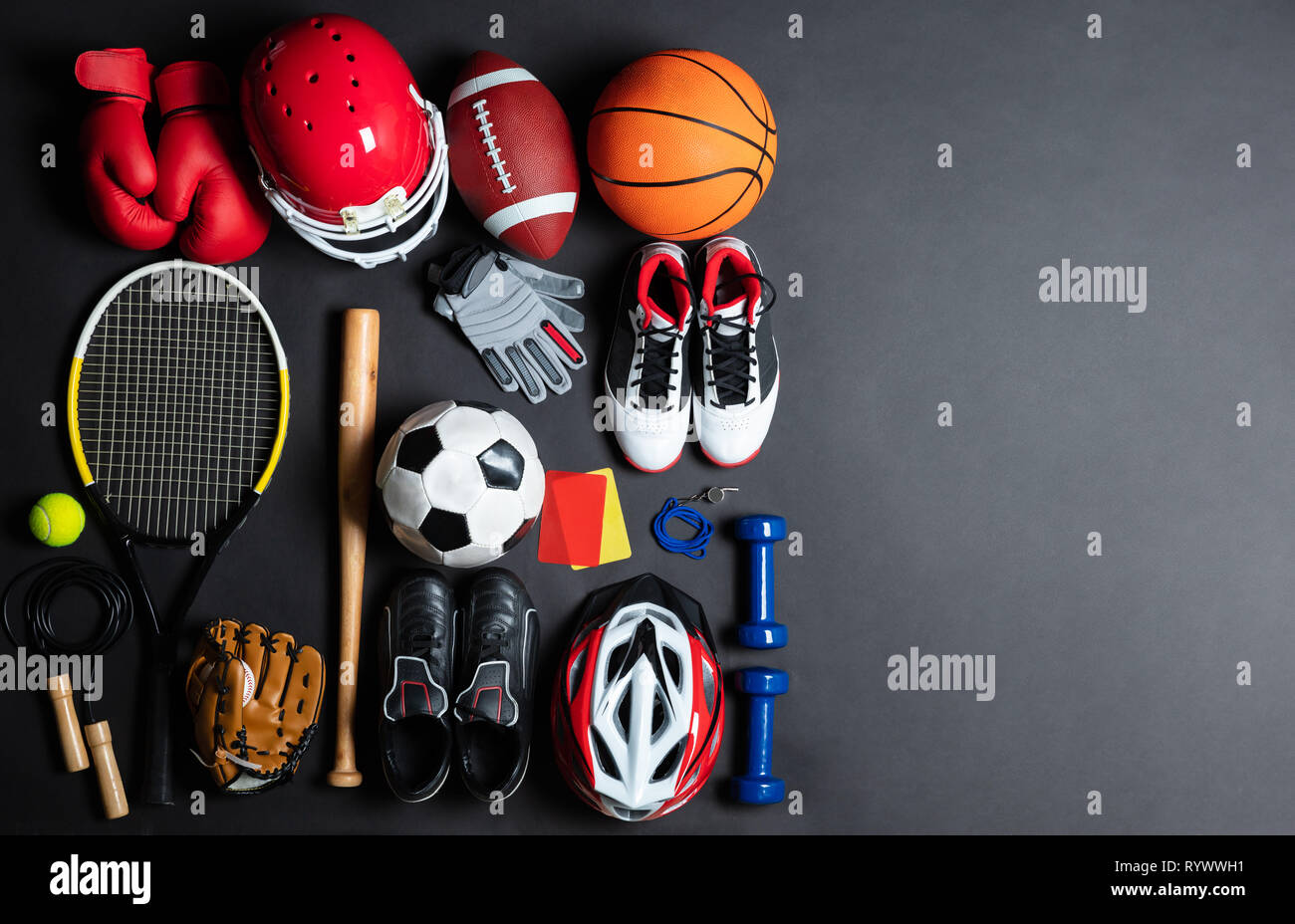 Angolo di Alta Vista di varie attrezzature sportive su sfondo nero Foto Stock
