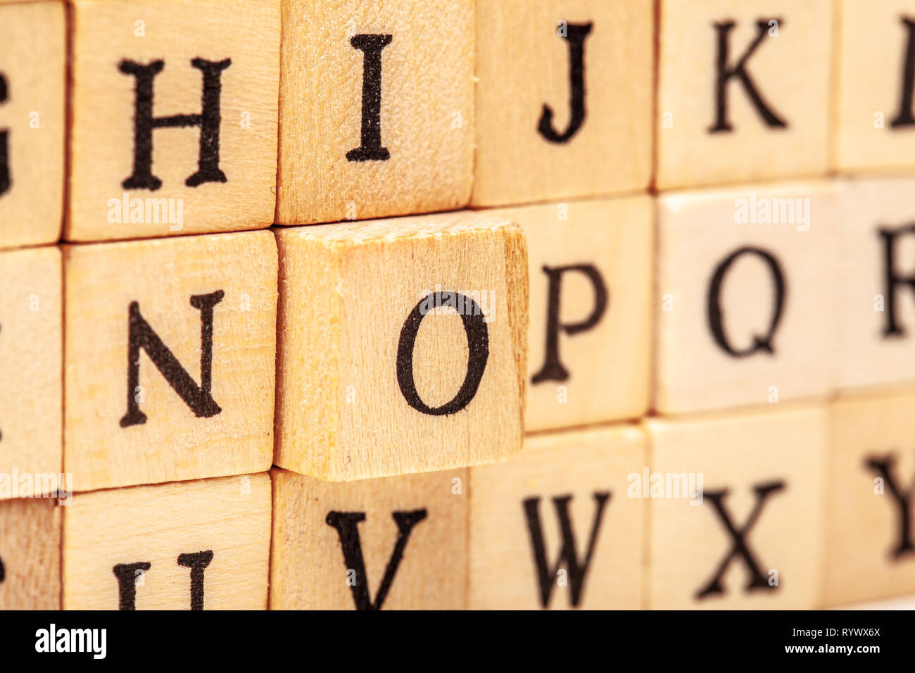 Alfabeto latino lettere su cubi di legno Foto stock - Alamy