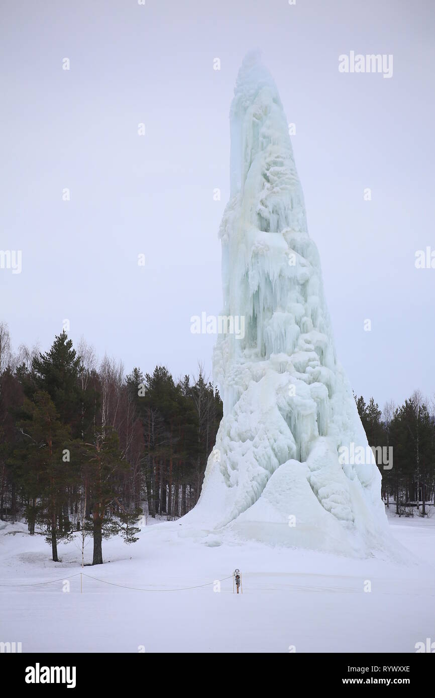 Torre di ghiaccio formato da una fontana a Lycksele, nel nord della Svezia. Foto Stock