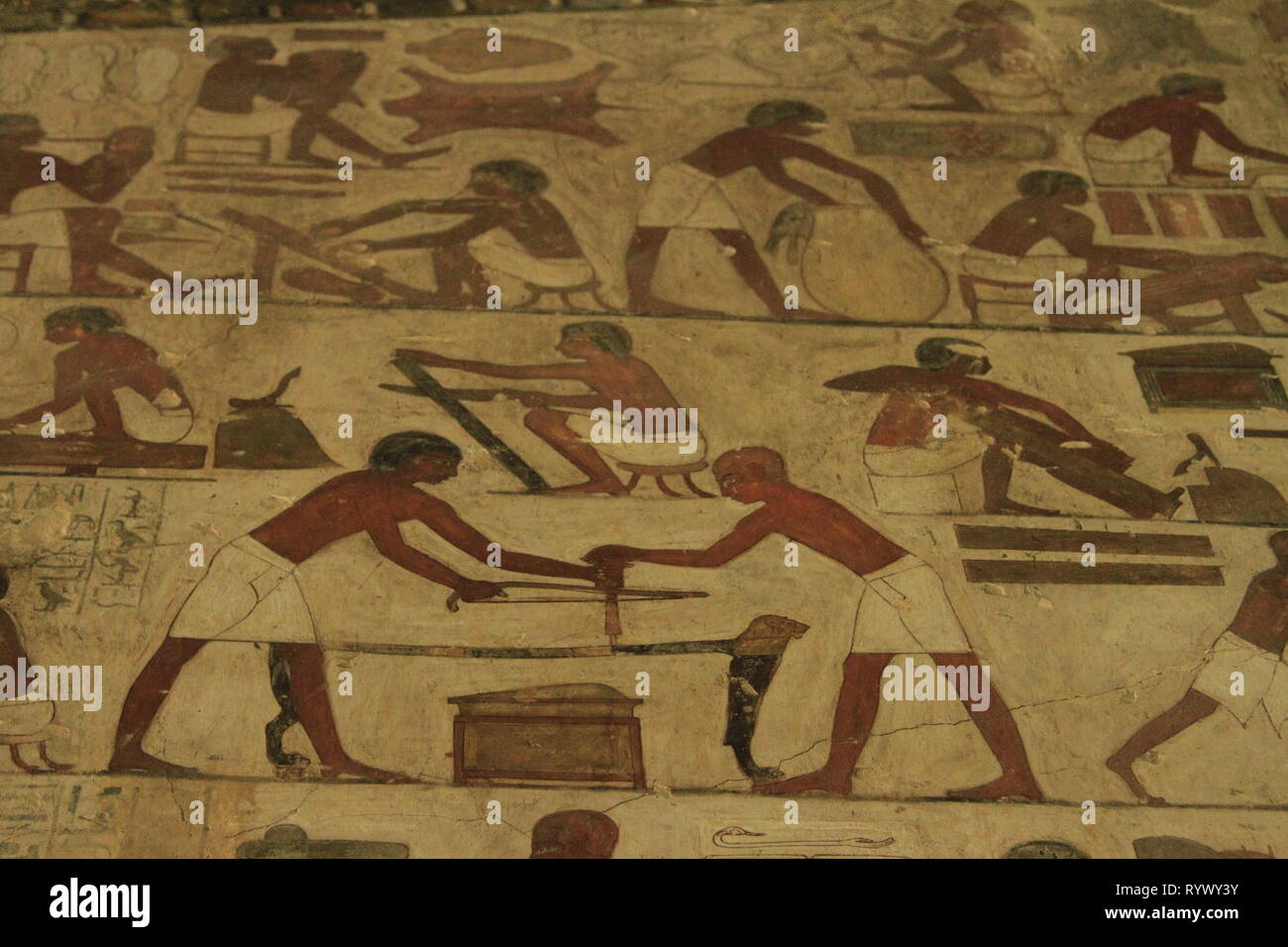 La pittura di artigiano lavora con strumenti su vari pezzi di legno e arredamento dorato, Rekhmire tomba di Deir el-Medina, West Bank, Luxor, Egitto Foto Stock