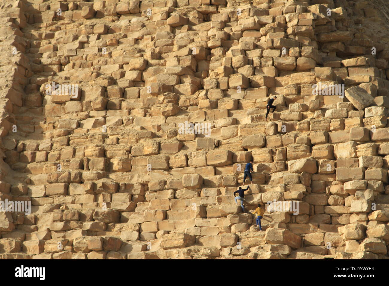 Bambini locali di arrampicata e stagliano sul Vecchio Regno piegate piramide di Dahshur (piramide di Sneferu), 40 miglia a sud del Cairo, Egitto Foto Stock