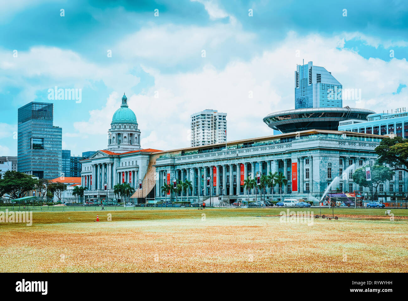 Singapore, Singapore - 1 Marzo 2016: vecchia corte suprema e Galleria Nazionale di Singapore. Vista da Padang Foto Stock