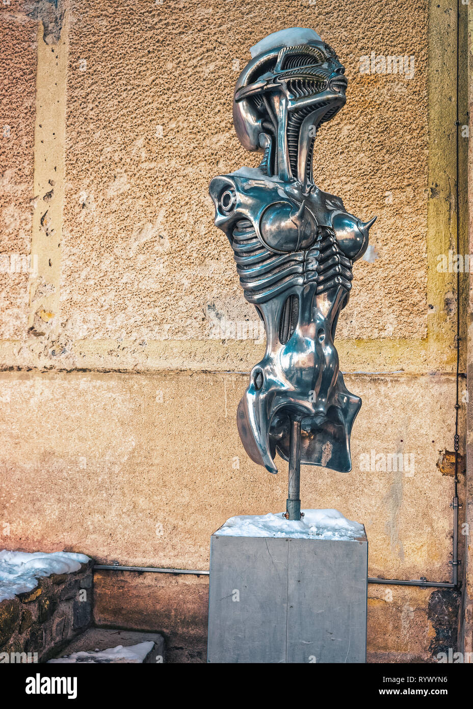 Gruyeres, Svizzera - 31 dicembre 2014: Statua di metallo di alieno in HR Giger Museum di Gruyeres, Svizzera. Foto Stock