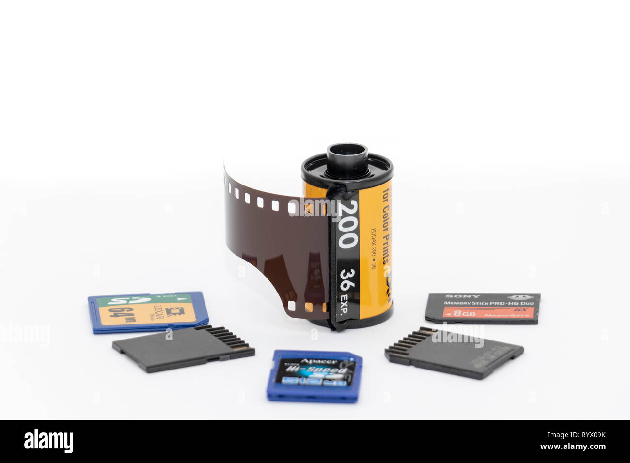 La fotografia digitale e su pellicola le schede di storage isolato su sfondo bianco Foto Stock