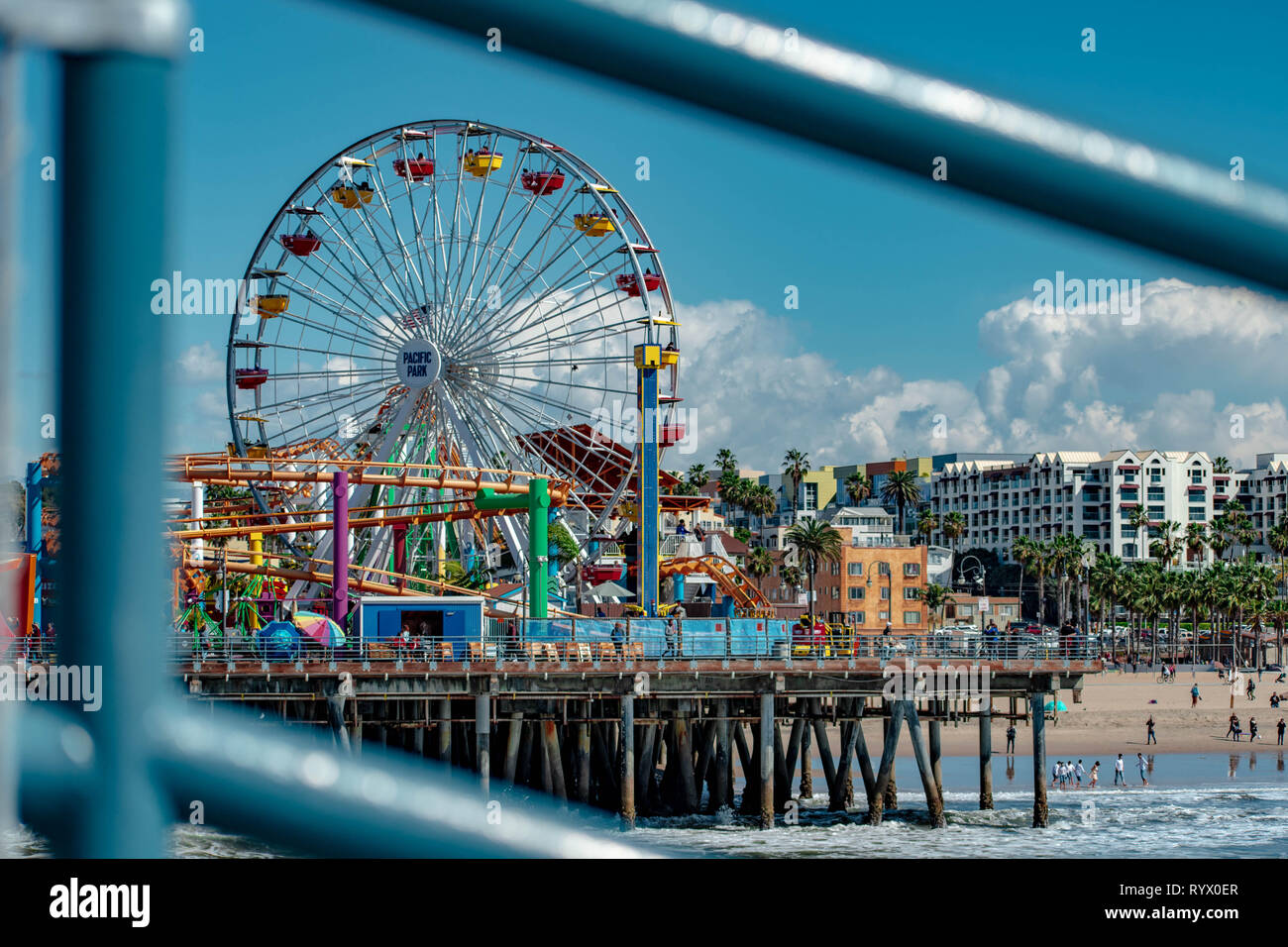 Una vista unica di Pacifc Park in Santa Monica. Incorniciato da un blu brillante ringhiere e shot guardando verso la terraferma Foto Stock