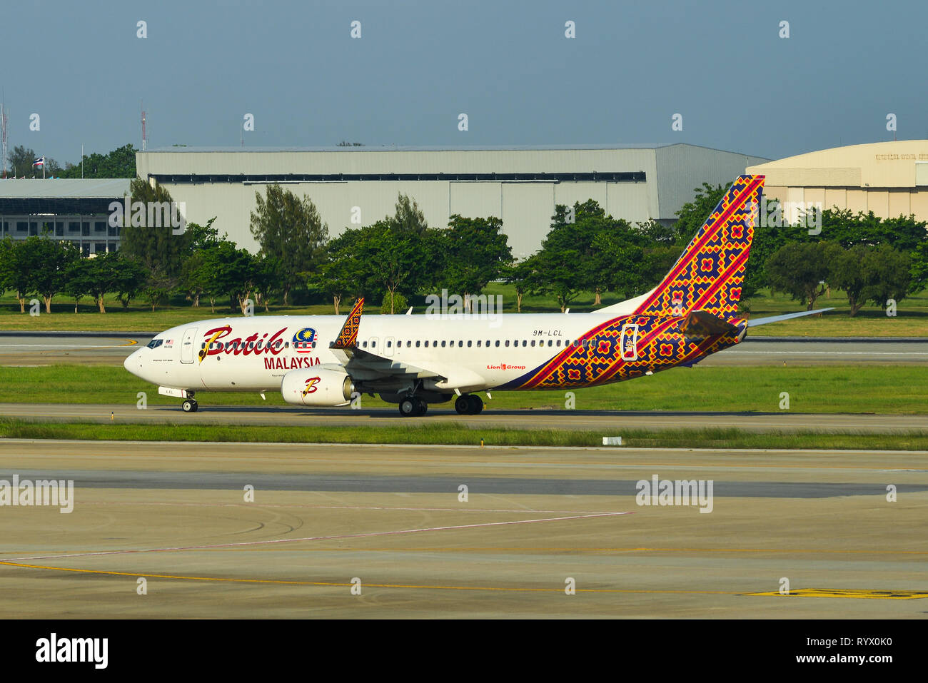 Bangkok, Tailandia - 24 Aprile, 2018. Un Boeing 737-800 aeroplano di aria Batik Malaysia rullaggio sulla pista di l'Aeroporto Don Muang di Bangkok (DMK). Foto Stock