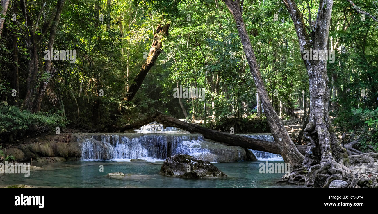 Panorama di una bella cascata breve nella fitta foresta del Parco Nazionale di Erawan in Thailandia Foto Stock