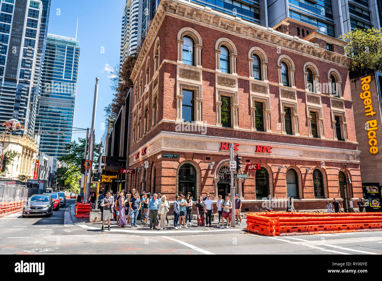 Il 23 dicembre 2018, Sydney NSW Australia : Street view all'incrocio di George e Bathurst street con KFC nel vecchio edificio di mattoni e persone in Syd Foto Stock