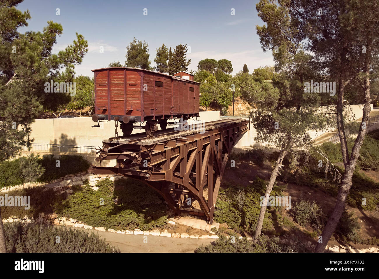 Un vecchio bovini in legno vagone ferroviario che è stato utilizzato per il trasporto di ebrei nei campi di concentramento durante l'olocausto. Yad Vashem Foto Stock