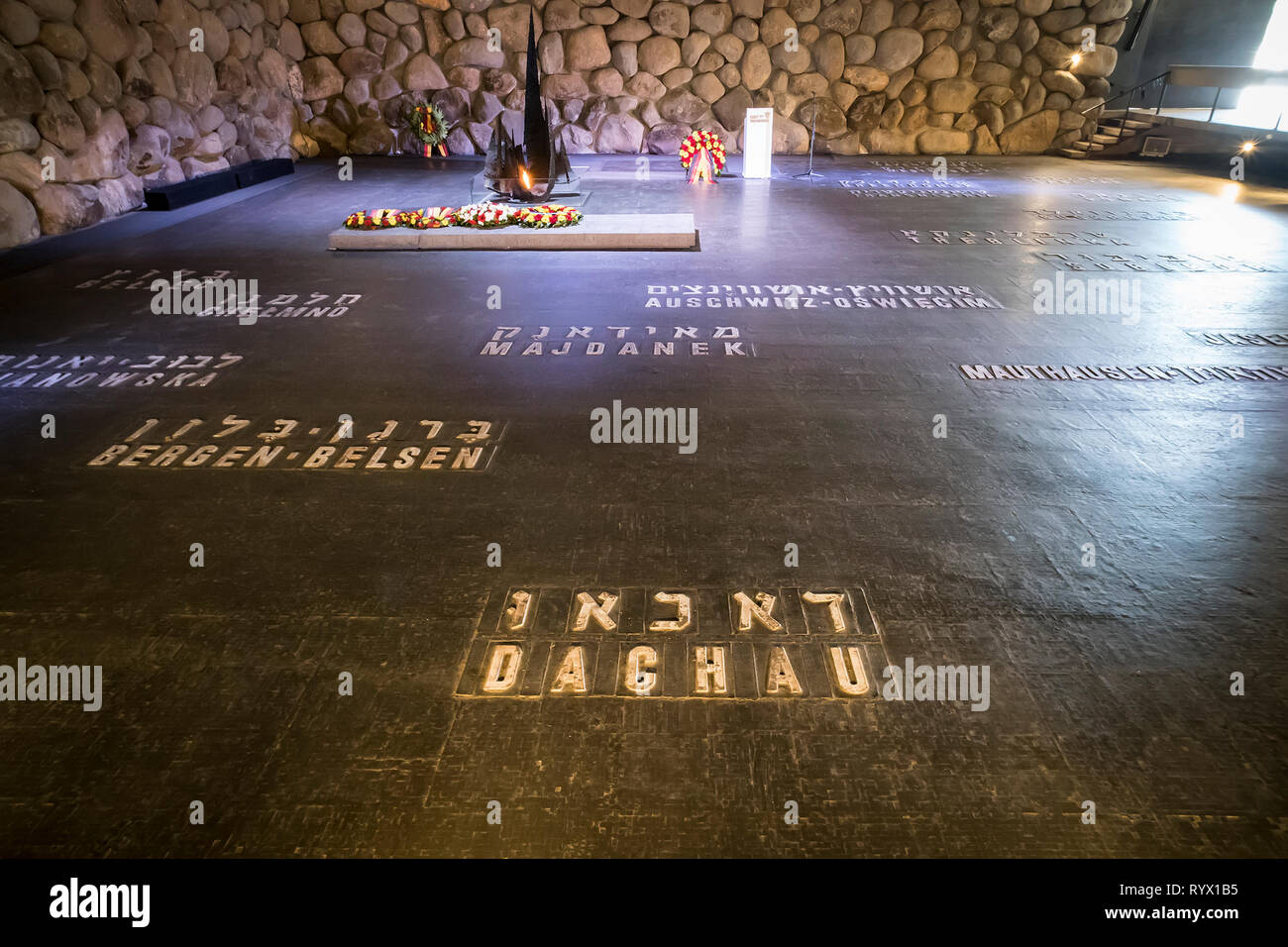 Yad Vashem dell olocausto con i nomi dei campi di concentramento scritto sul pavimento della sala di commemorazione. Gerusalemme, Israele. Il 24 ottobre 2018 Foto Stock