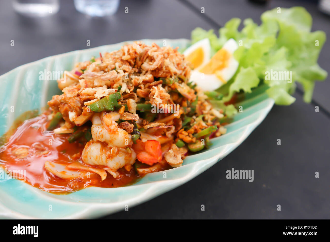 Insalata piccante o speziata insalata di gamberetti con fagiolo alato,cibo tailandese Foto Stock