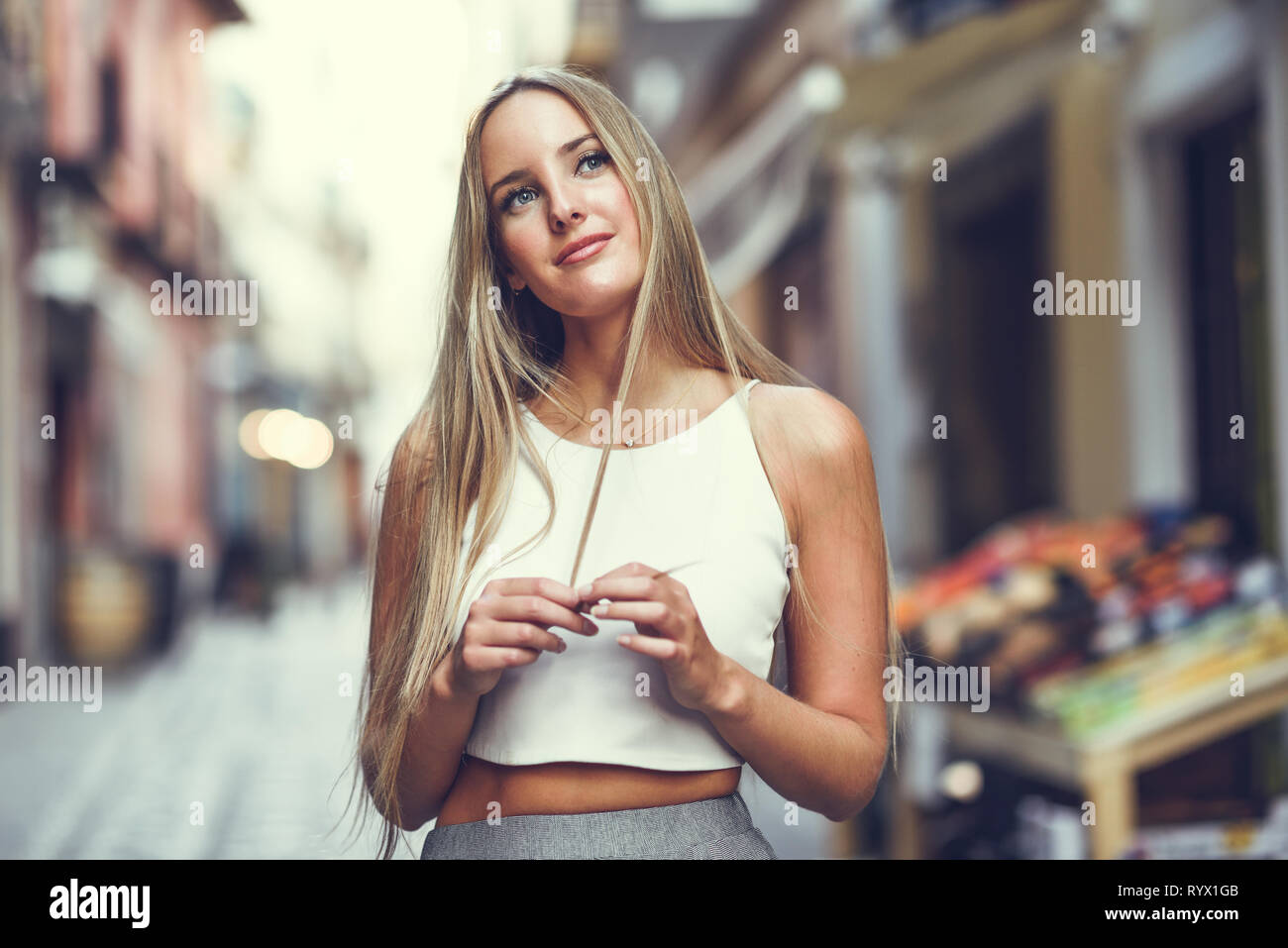Giovane e bella donna bionda in background urbano. Foto Stock