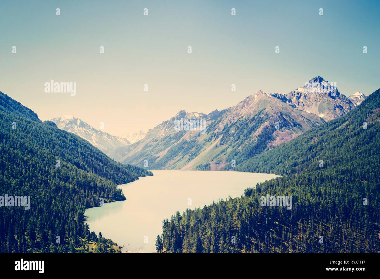 Lago Kucherlinskoe, ampia prospettiva, Altai, Federazione russa. tonica foto. Bel paesaggio senza persone. Bella e verde lago di montagna situato Foto Stock