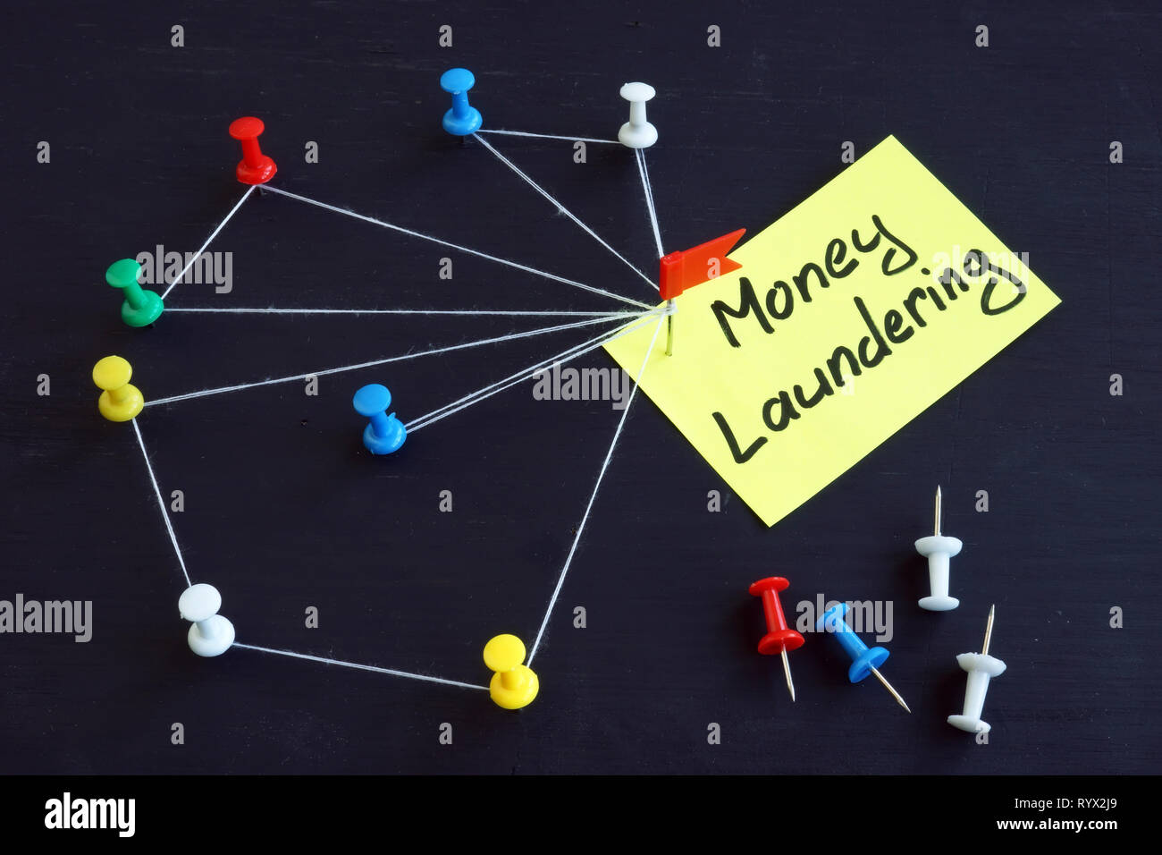 Riciclaggio di denaro del concetto. Perni con filettatura. Foto Stock