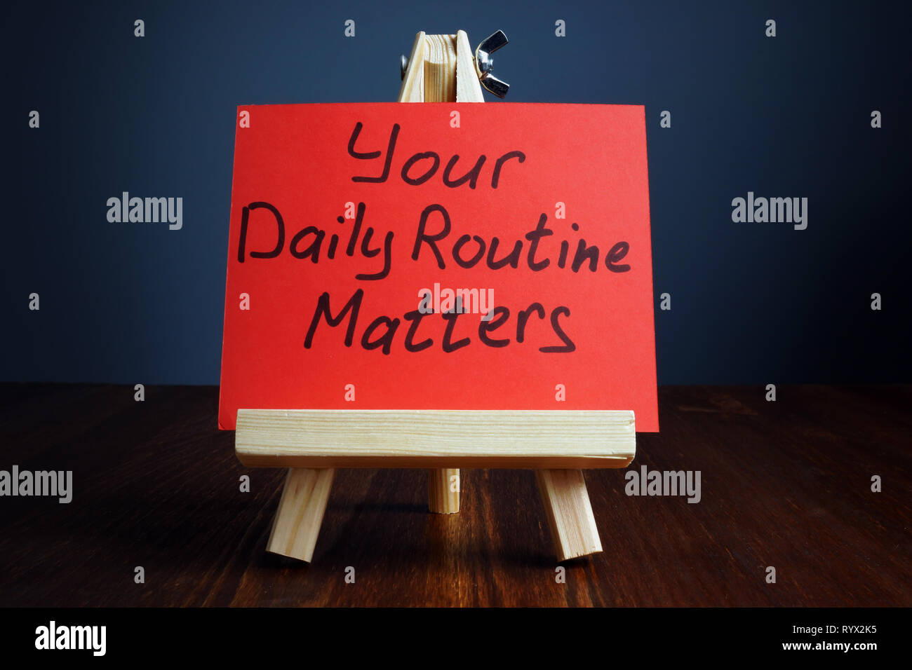 La vostra routine quotidiana questioni manoscritta su un pezzo di carta. Foto Stock