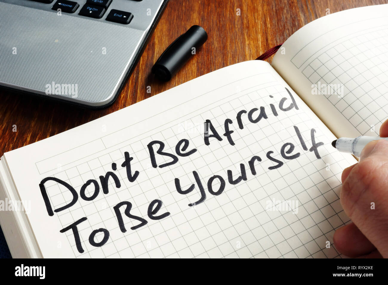 Non abbiate paura di essere voi stessi scritti a mano in una nota. La motivazione del preventivo. Foto Stock