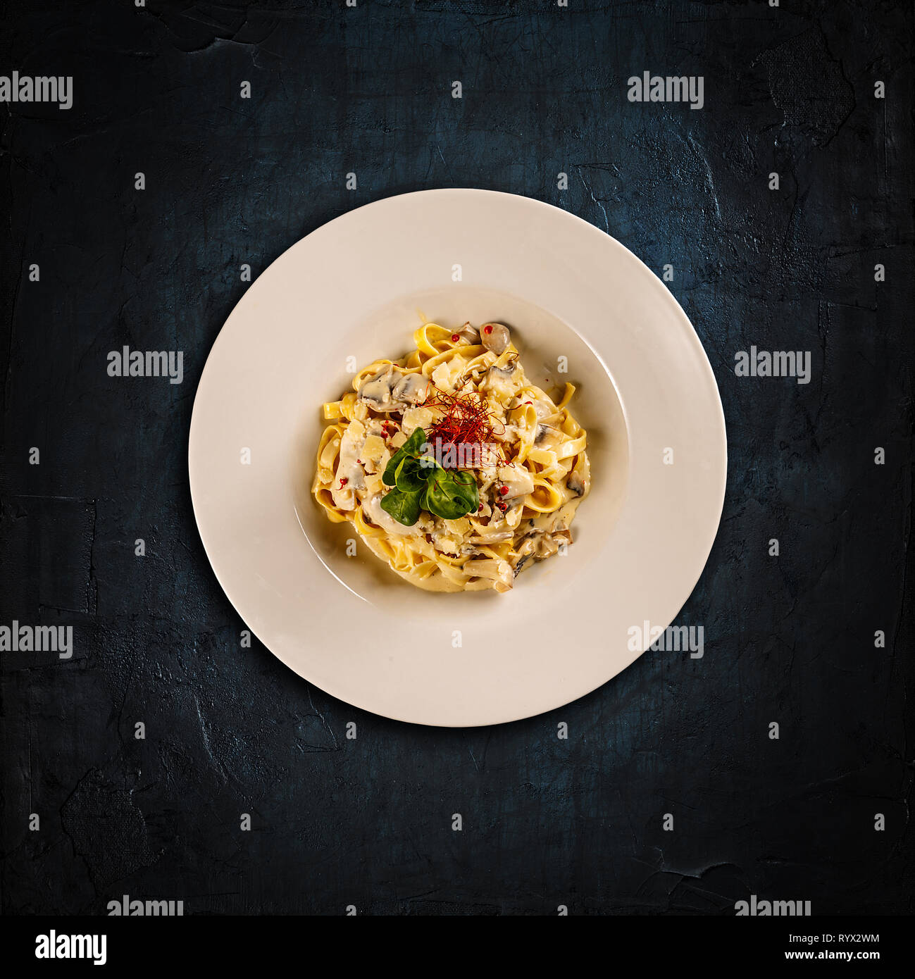 Pasta Fettuccine con funghi e salsa di formaggio cremosa Foto Stock