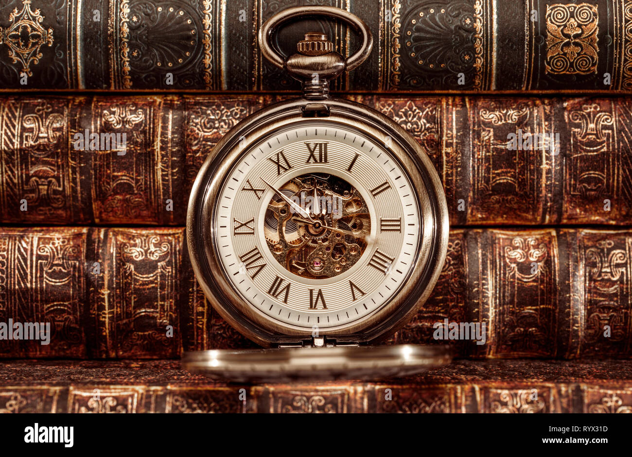 Antique quadrante di orologio di close-up. Vintage orologio da tasca. Foto Stock