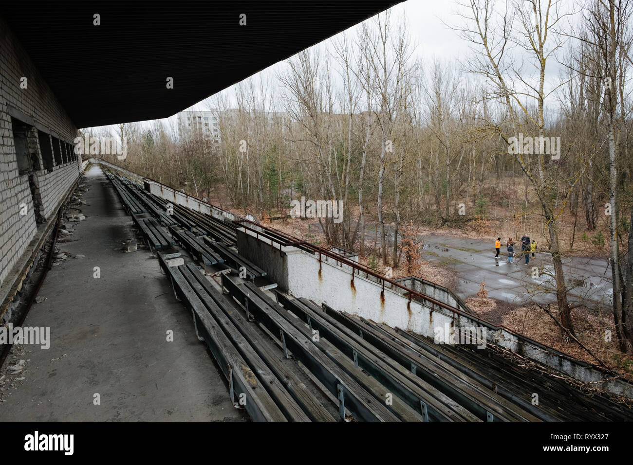 Stadio di calcio in città abbandonate di pripjat, la centrale nucleare di Cernobyl disastro della zona di esclusione, Ucraina. Foto Stock