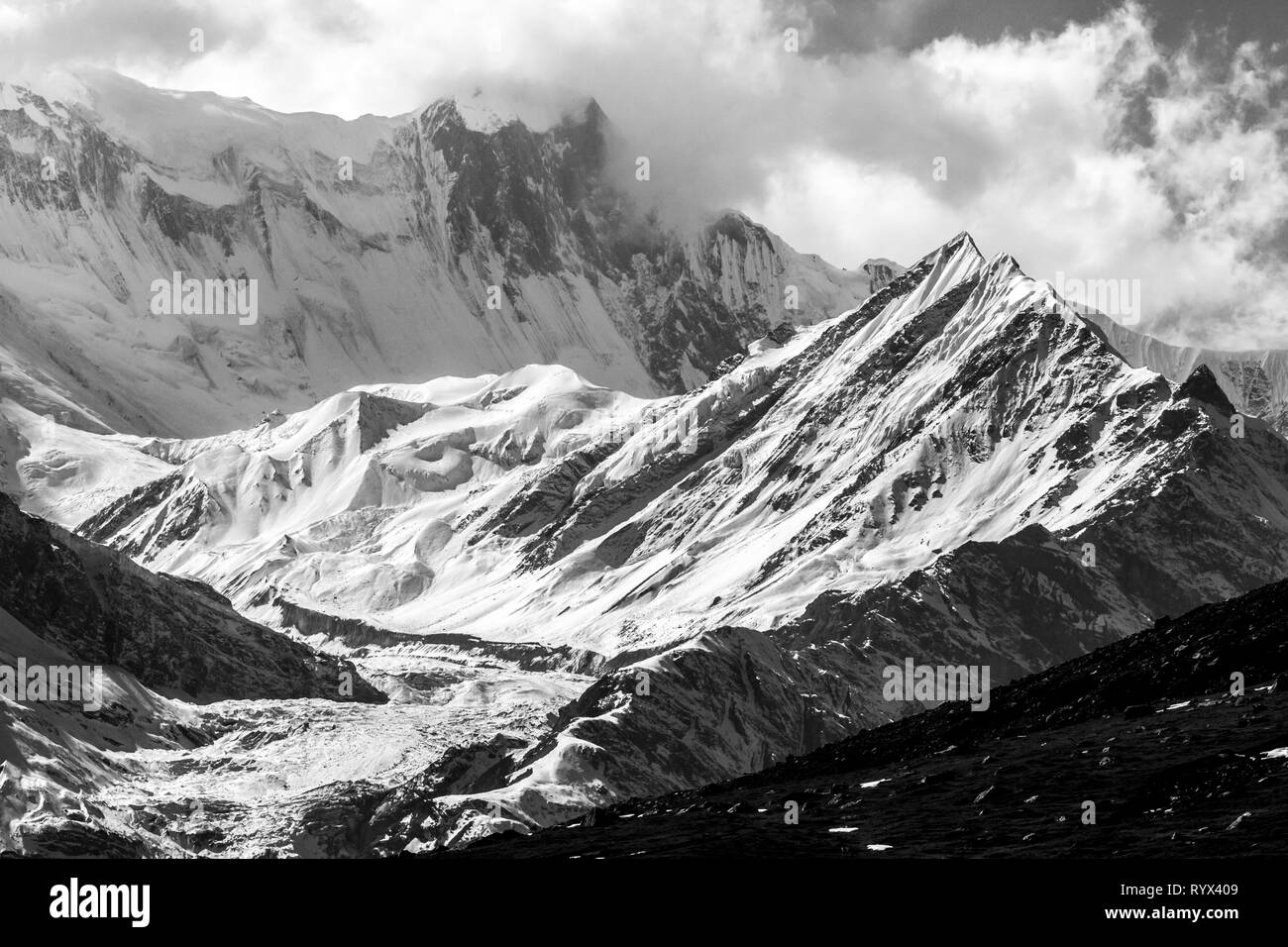 Misty Mountains. Mattina in Himalaya, Nepal, Annapurna conservation area Foto Stock