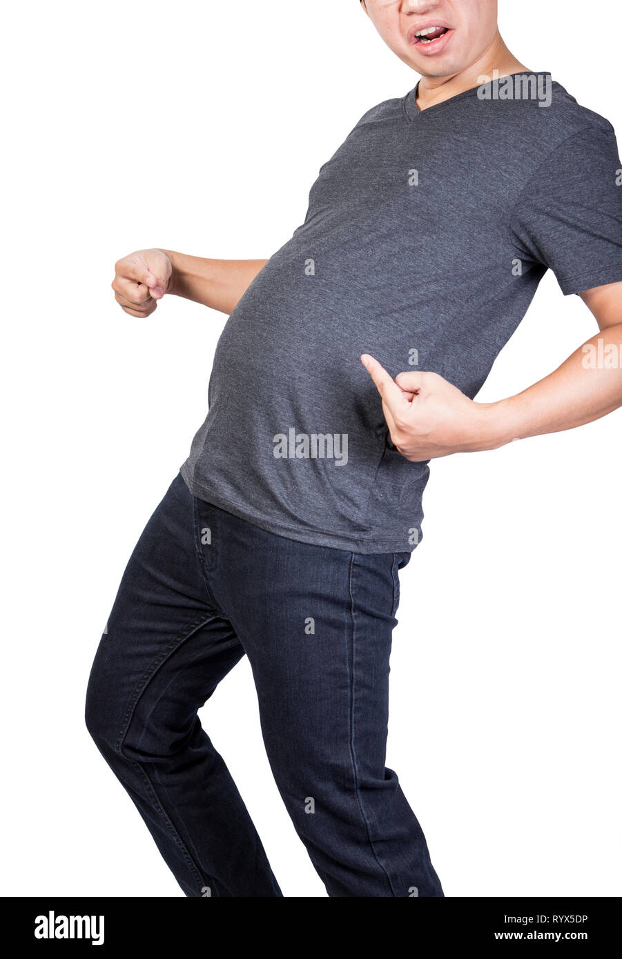 Uomo con ventre grasso dito puntato faccia pazzo isolato su sfondo bianco con tracciato di ritaglio Foto Stock