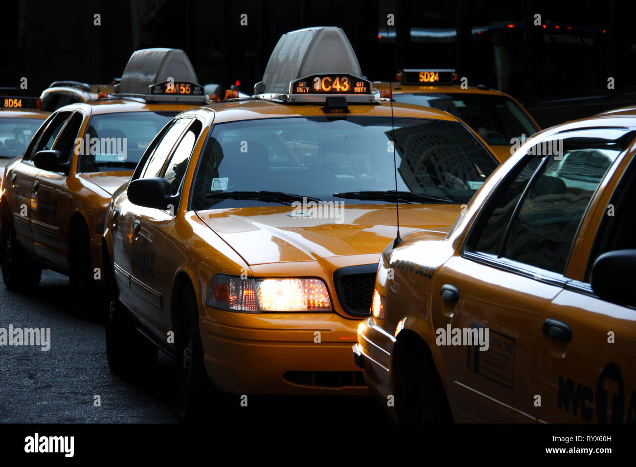 La linea del classico giallo taxi I taxi di New York City Foto Stock