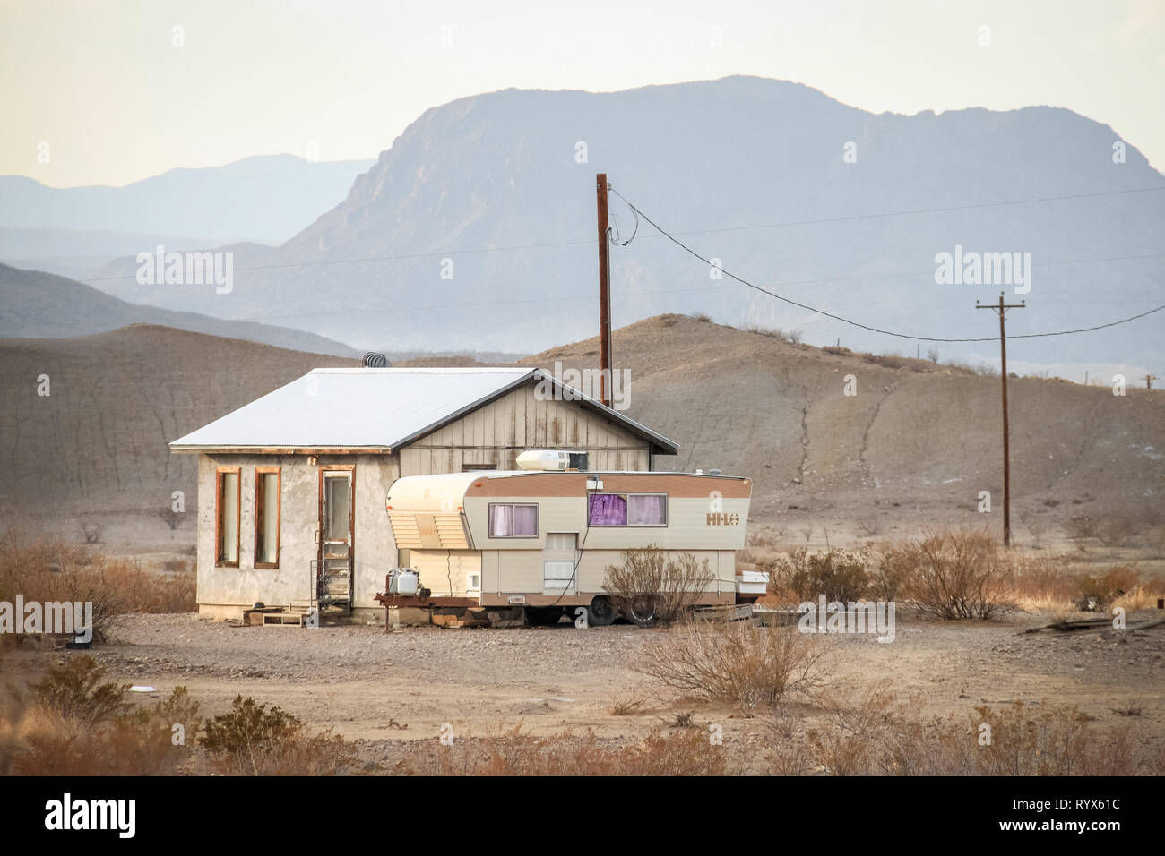 Paesaggio con roulotte e camper piccola casa nel deserto del Texas con cavi elettrici Foto Stock