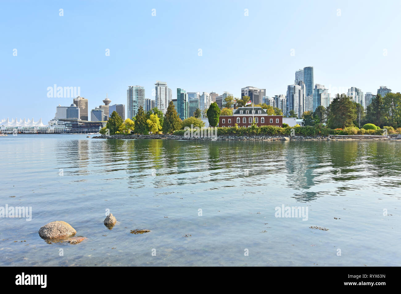 Skyline di Vancouver a bella giornata d'estate. Area di acqua in primo piano. La British Columbia, Canada. Foto Stock