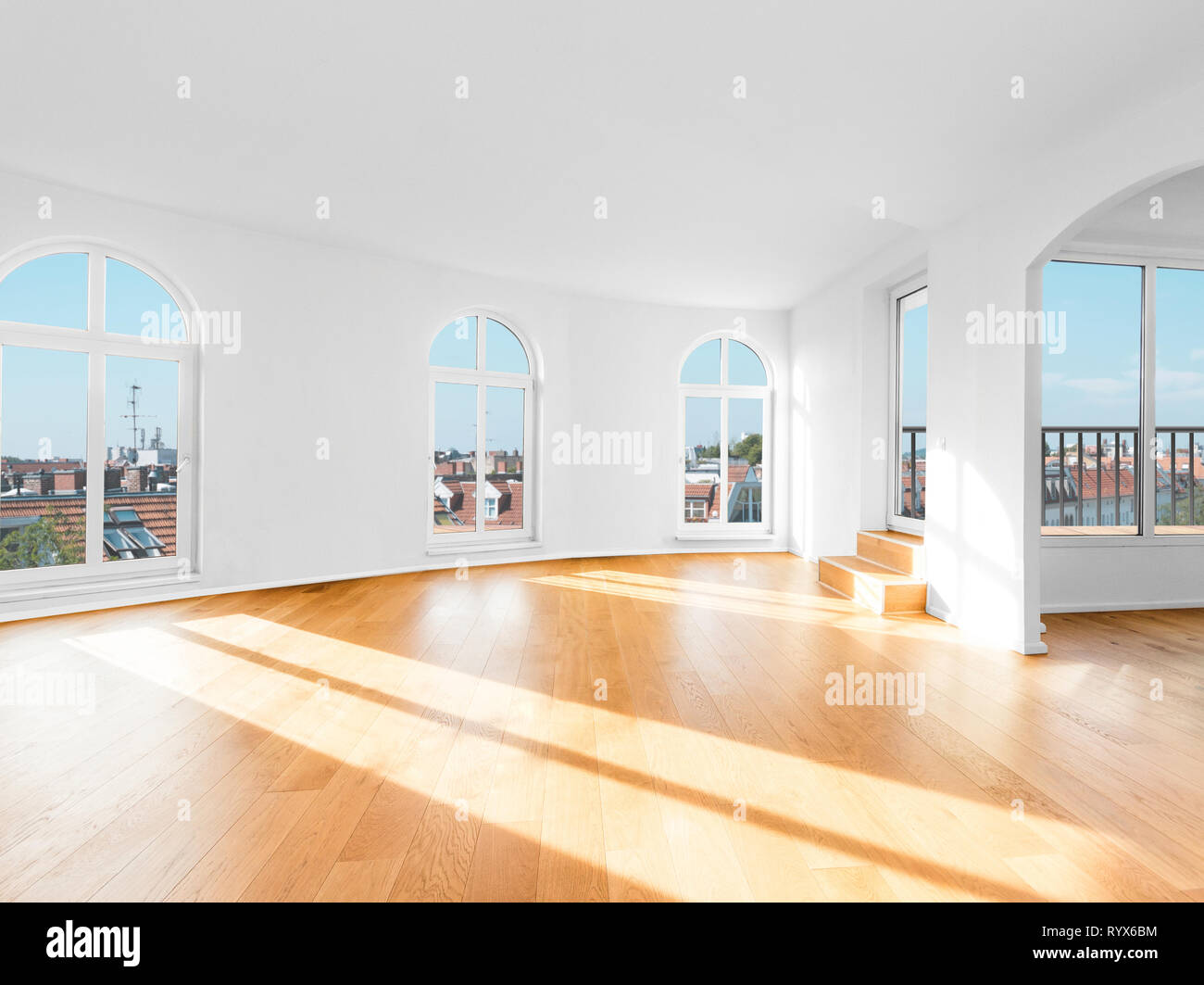 Stanza vuota in appartamento Penthouse Appartamento con pavimento in legno Foto Stock