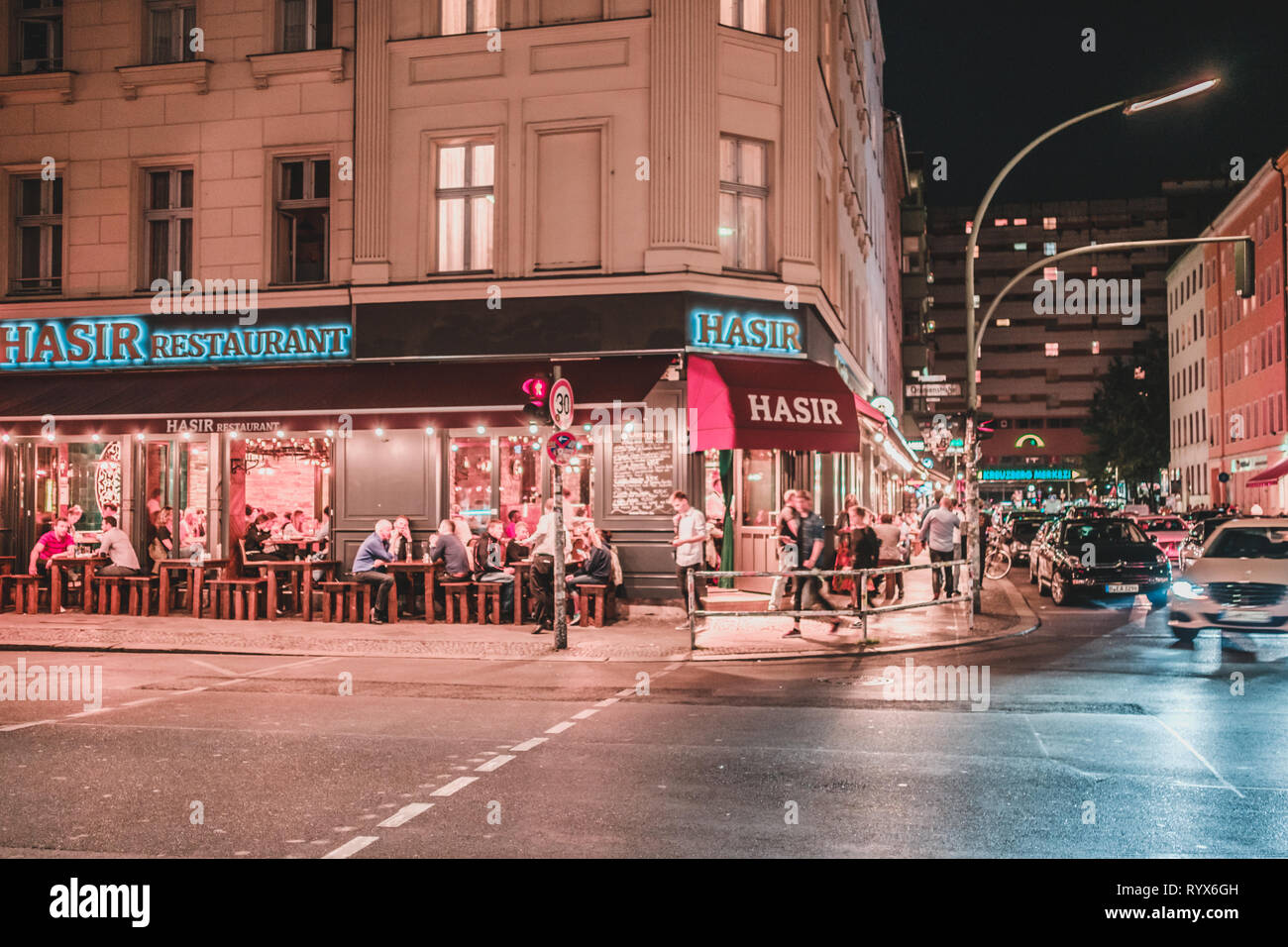 Berlino, Germania - giugno 2017:Scene di strada di notte a Oranienstr. a Berlino, Kreuzebrg Foto Stock