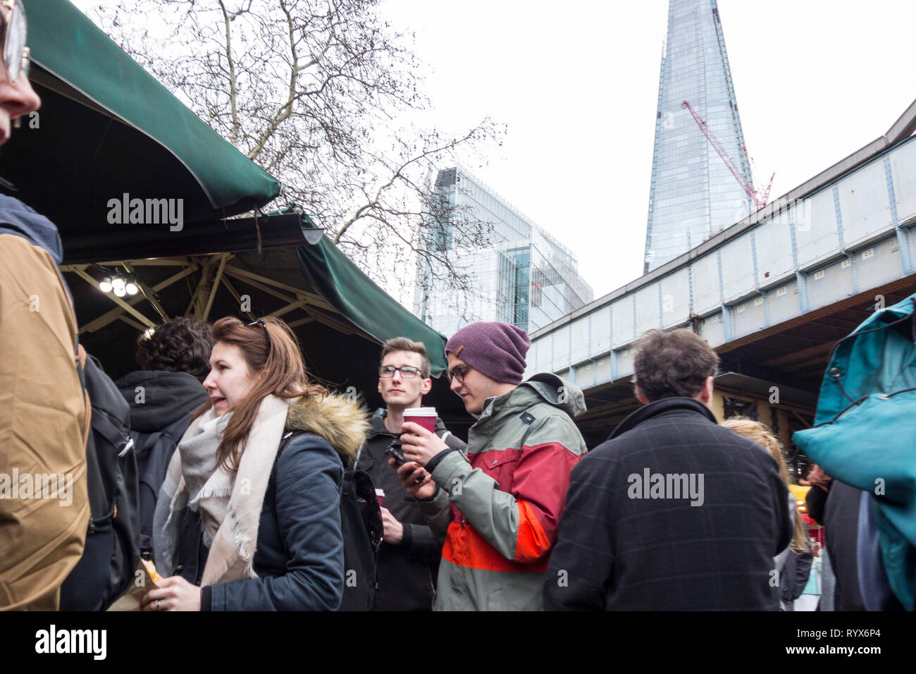Per coloro che godono di Borough Market, Southwark, Londra, Regno Unito Foto Stock