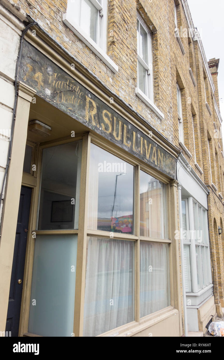 Segno fantasma di R. Sullivan wardrobe Dealer, Southwark Bridge Road, Londra, SE1, Inghilterra, REGNO UNITO Foto Stock