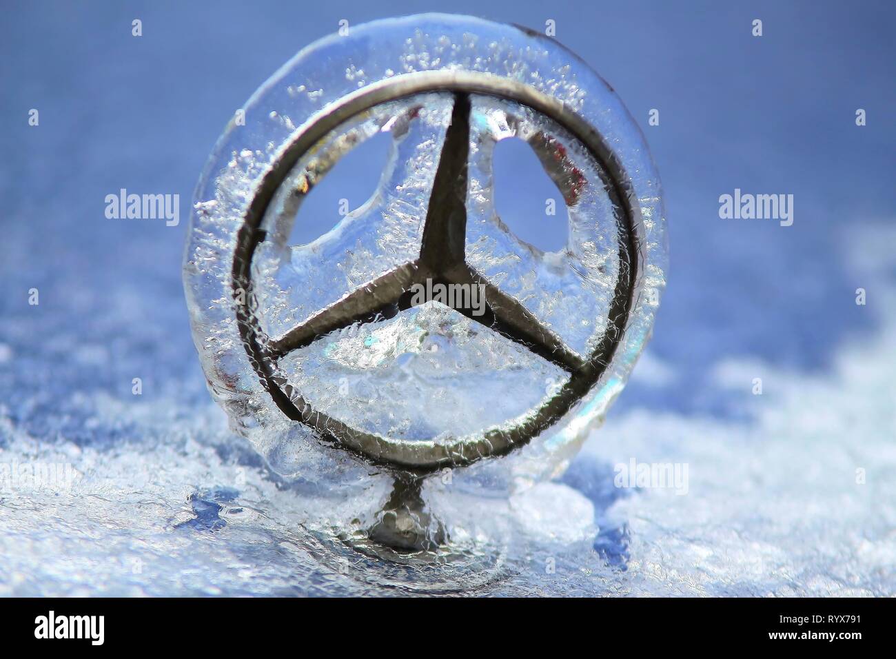 Bucarest, Romania - 27 Gennaio 2019: un logo di un automobile Mercedes è lucidato con ice dopo un inverno tempesta di ghiaccio, a Bucarest, in Romania. Foto Stock