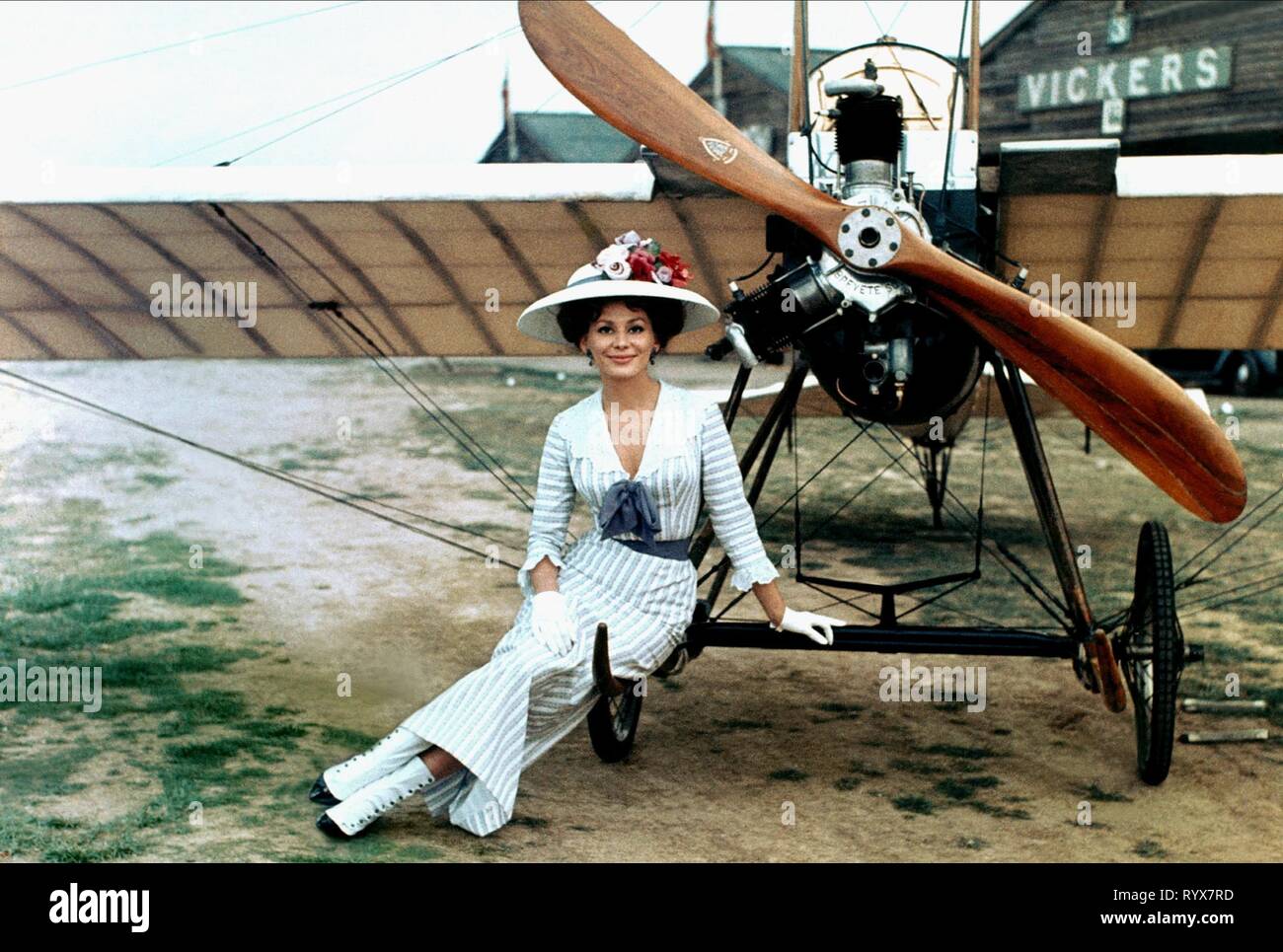 IRINA DEMICK, quelle magnifiche gli uomini nella loro macchine volanti o come ho volato da Londra a Parigi in 25 ore 11 MI, 1965 Foto Stock