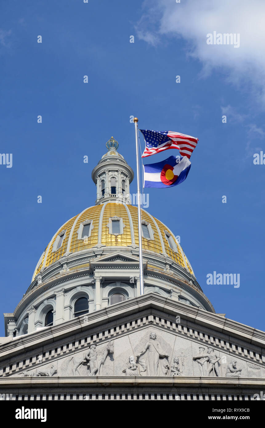 Cupola del Colorado State Capitol Building a Denver, in Colorado e bandierine americane Foto Stock
