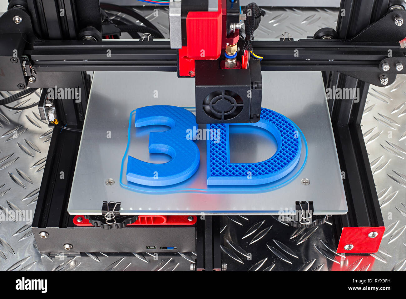 Rosso nero stampante 3D stampa logo blu simbolo sul metallo della piastra di diamante, la tecnologia del futuro concetto moderno sfondo Foto Stock