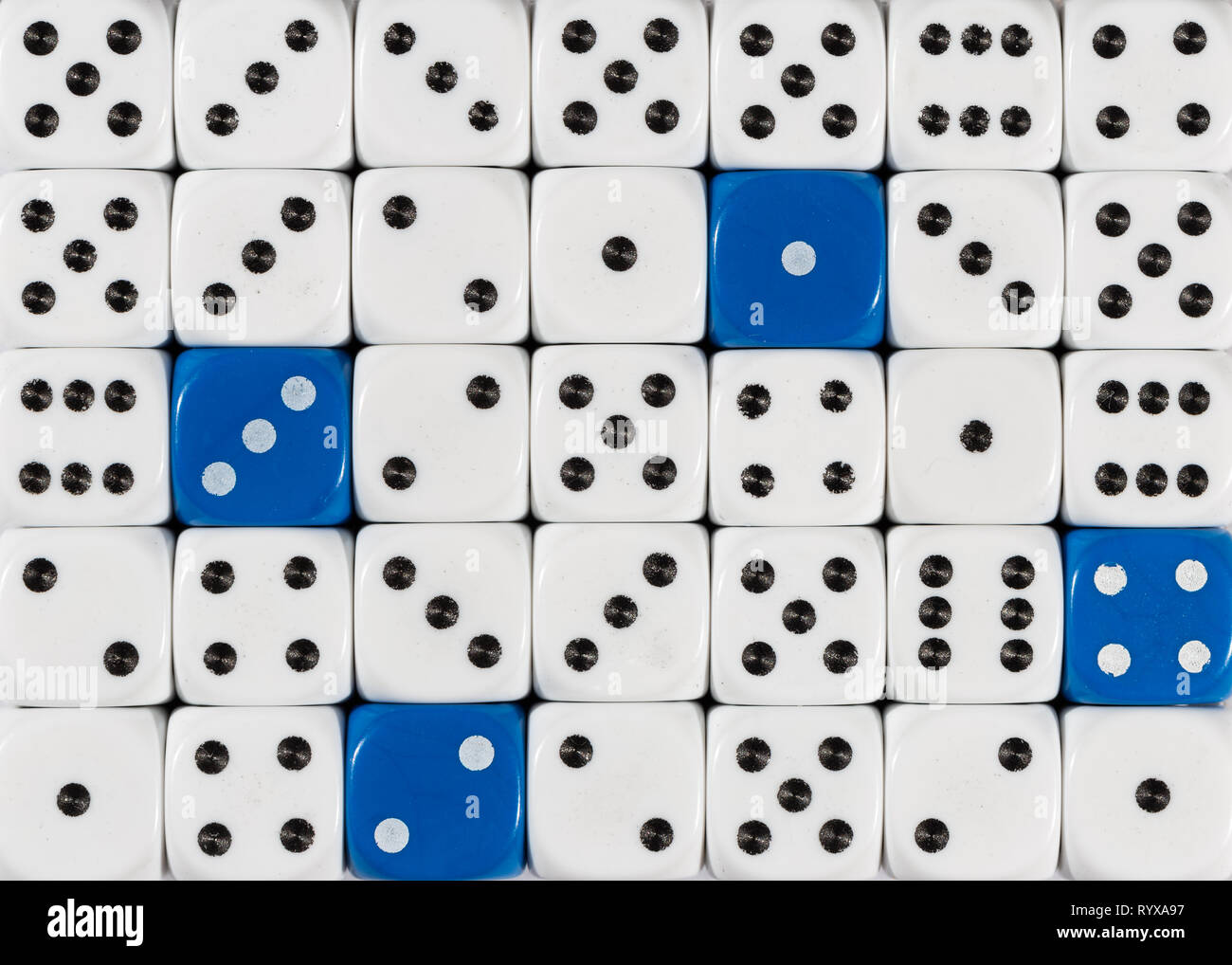 Sullo sfondo di un casuale bianco ordinato plinti con quattro cubi blu Foto Stock