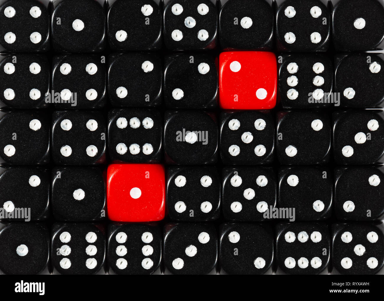 Sullo sfondo di un casuale nero ordinato plinti con due cubi rossi Foto Stock