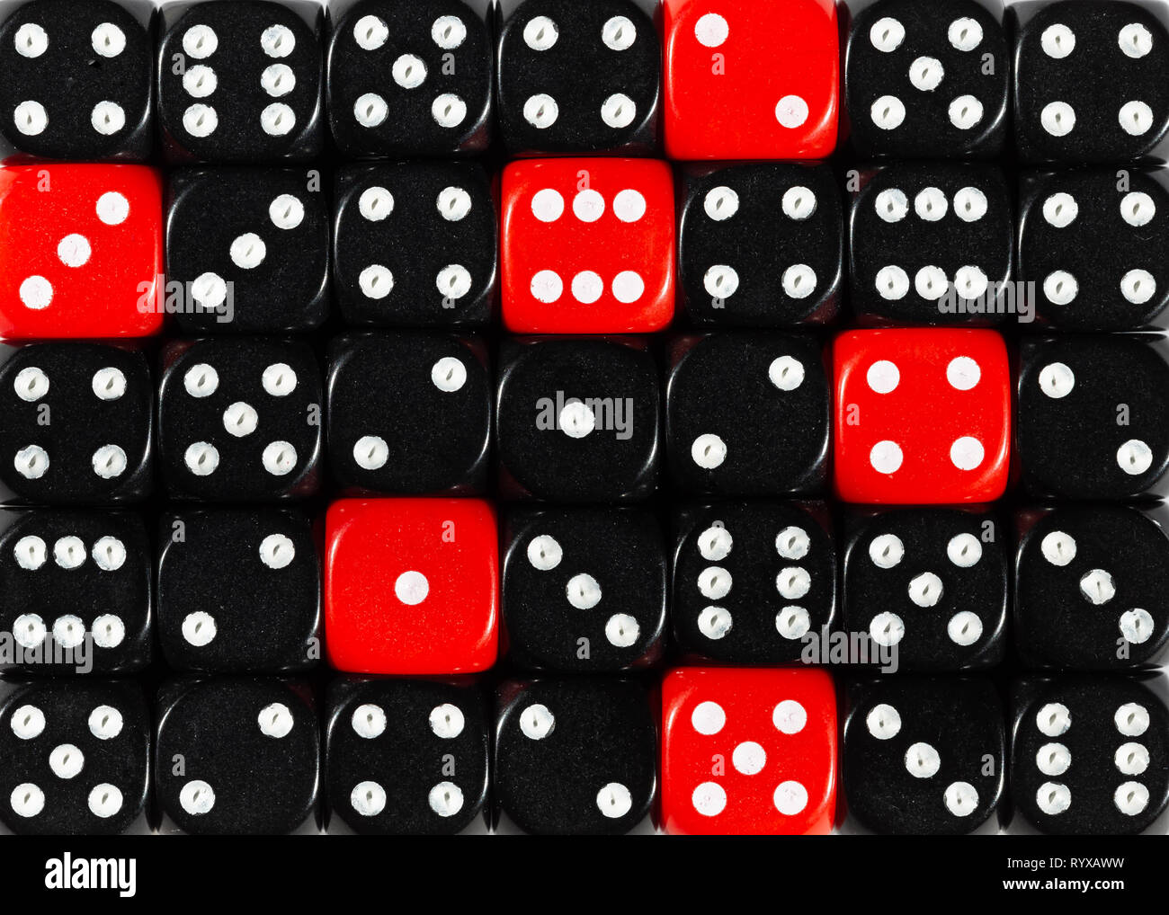 Sullo sfondo di un casuale nero ordinato plinti con sei cubi rossi Foto Stock