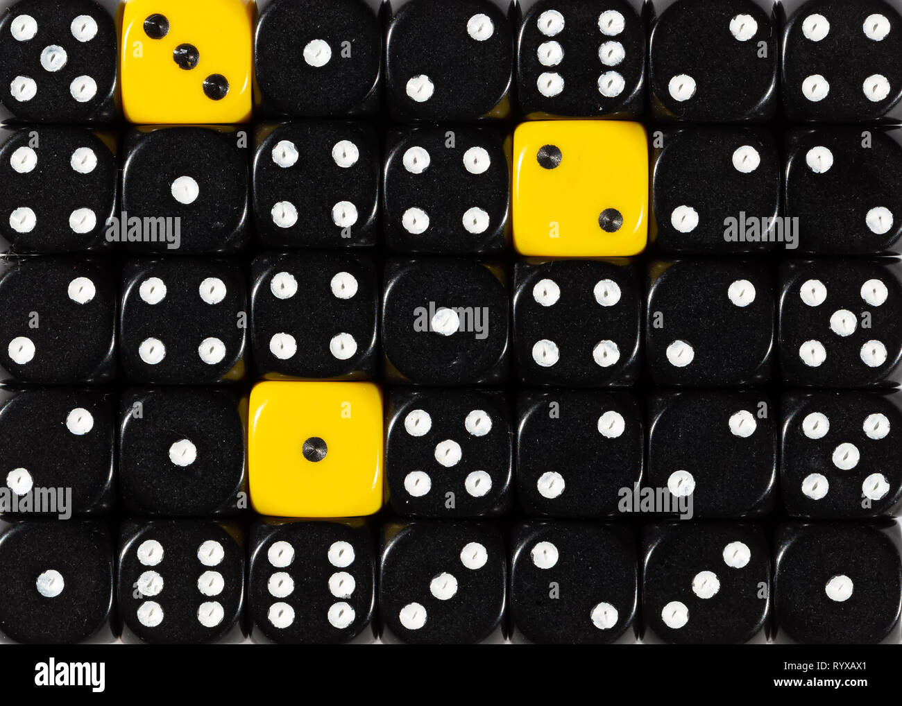 Sullo sfondo di un casuale nero ordinato plinti con tre cubi giallo Foto Stock