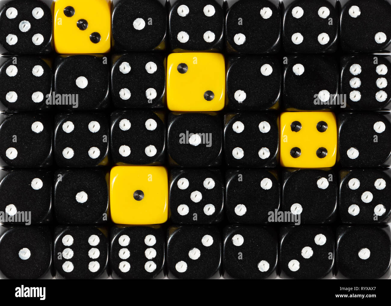 Sullo sfondo di un casuale nero ordinato plinti con quattro cubi giallo Foto Stock