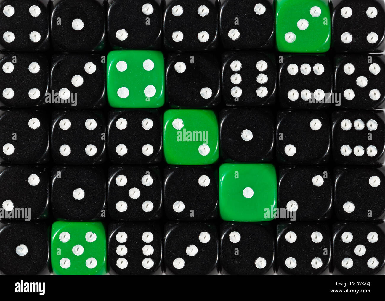 Sullo sfondo di un casuale nero ordinato plinti con cinque cubetti di verde Foto Stock