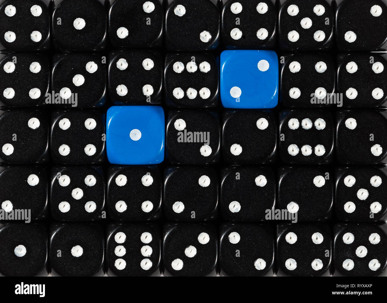 Sullo sfondo di un casuale nero ordinato plinti con due cubi blu Foto Stock