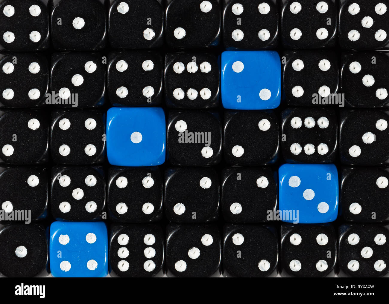 Sullo sfondo di un casuale nero ordinato plinti con quattro cubi blu Foto Stock